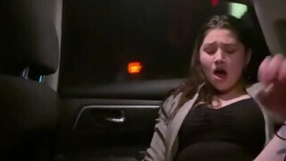 Alyx Star a tinédzser amatőr gigászi didkós csajszika az uber kocsiban maszturbál