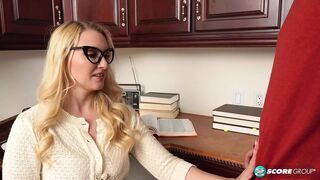 Bombázó 40-es Julia Robbie és a tinédzser csávó