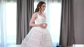 Mellbombás menyasszony reszel a vőlegény nevelő testvérével