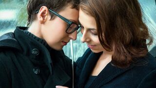 Antonia Sainz és Emylia Argan forró lezbi ölelései