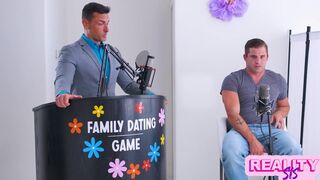 Chanel Camryn faszőrült világos szőke szuka nyeri a randi játékot és mostohabátyja farkával teljes csoportos szex kavarodik