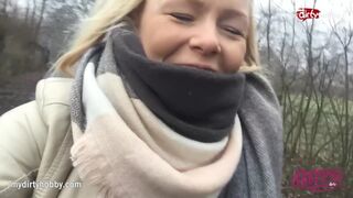Forró fiatal csajszika kerékpáron dörzsöli szaftos puncáját