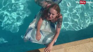 Emma wolf a tüzes kishölgy aki a medencében hancúrozik vadul