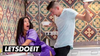 A izgató szobalány Jade Presley kitakarít és orálozza a méretes faszkat a forró szálláson