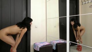 Fiatal spiné szőrös puncival masturbál a tükör előtt