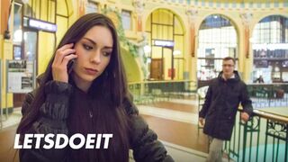 Arwen Gold szűk punciba vágyik egy külföldi hímvesszője kalandra