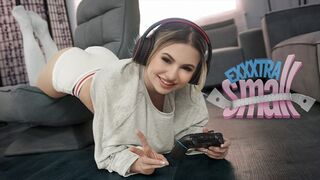 Pici zsenge szuka Aria Banks elkapja magas mostohabátyját Chris Epicet, aki a szobájában veri a kukija
