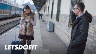 Selvaggia fiatal leányzó felfogta Charlie Dean bazinagy faszát egy gyors pov dugásra