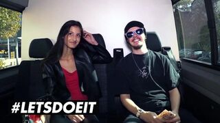 Karcsú néger Coco Kiss pénzért orálozza a bazinagy fekete fazt az autóban