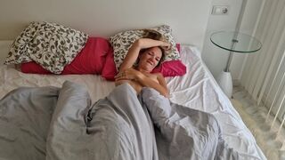 Szenvedélyes pasas megbassza a haver feleségét, miután az lelépett, és pov videót készít neki