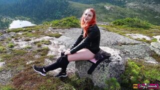 Tinédzser vörös bige masturbál a hegyekben orgiáig