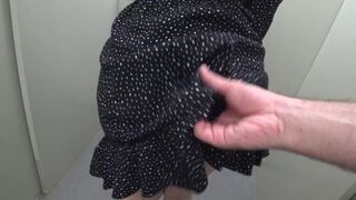 Hitves megcsalja férjét egy munkatárssal a ház bejáratánál