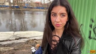 Spermafriss pipi sétál a parkban, arcán a forró fröccsenéssel