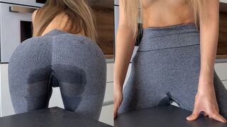 Fiatal csajszi vadul dörzsöli magát az asztalhoz, amíg a leggingse telis-tele spriccel