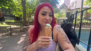 Vörös dél amerikai kishölgy szereti a fagylaltot, végül a farkamat cidázza