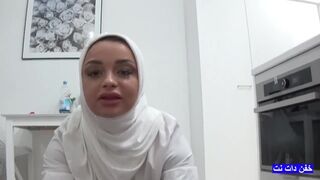 Arab milf hívja a nevelő fia barátját egy brutális dugásra, amíg a férje dolgozik