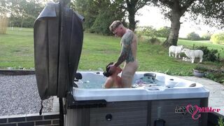 Kívánatos kinti kufircolás a forró jacuzziban egy buja hétvégén