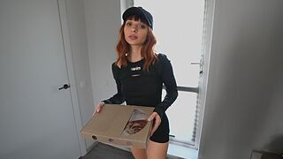 Vonzó diáklány futár megette a pizzámat és megbasztam a szűk punciját