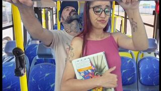 Fiatal csajt megbassza egy idegen a nyilvános buszban