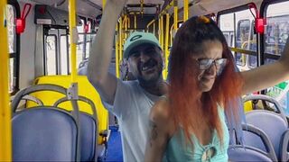 Idegen egyetemista kisasszonyt pajzánkodnak meg a buszon!