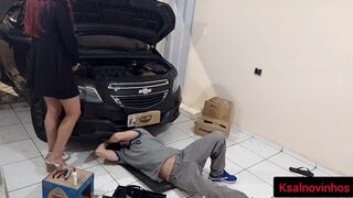 Autótulaj kisasszony rákívánt a szerelőjére!