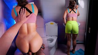 Luvnya tökéletes seggel gyengéden megbasszák a wc-ben!