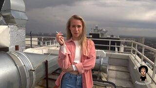 Csábító céda majdnem lenyelte a fügyit az utcán