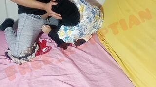 Szívdöglesztő arab milf-et megbassza a tinédzser srác, és kétszer is telelövi a hijabban