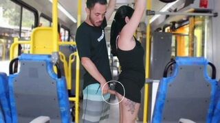 Koros fickó dörzsöli és kiveri a barnára a buszon, amíg el nem élvez