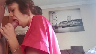 Göndör hajú milf orálozza és veri a farkamat amíg elélvezek