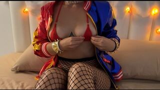 Ufo kefél bele a csinos harley quinnbe piros mikro bikiniben minden lyukba