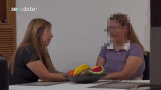 Bájos idős nő ujjazza a zsenge leszbi puncit, amíg az élvezve élvez
