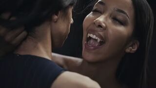Ebony Vampire Mistress Lia Lin elcsábít egy brazil bazinagy csöcsű tinédzser kishölgyet a Vampired kíméletlen domina játékában