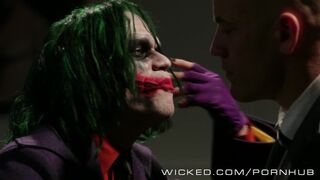 Zsenge világos szőke Supergirl szereti a vad szexet a Wicked csatornán Derrick Pierce és Johnny Sins társaságában