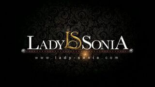 Lady Sonia megmutatja a brit MILF csábítását egy tinédzser kis csaj előtt kötözős jelenetben