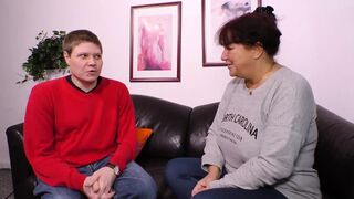 Vörös hajú milf hatalmas mellekkel leszopja a bájdorongot és hagyja hogy keményen megdugják