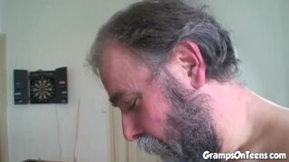 Tinédzser vörös kisasszony cidázza és lovagol a nagypapa faszán