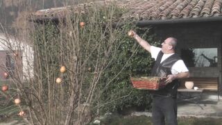 Bájos világos szőke fiatal amatőr hátsó bejáratba tolva és szájba spriccelve bazinagy farasszal