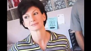 Sharon Mitchell feleségként orálozza és popsiba veszi Mark Wood farkát retro stílusban