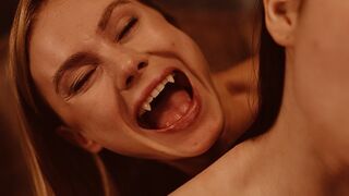 Világos Szőke Vámpír Nancy Ace Uralja Matty Milát a Vampired Csatornán - Csábos Lezbi Jelenet Vörös Harapásokkal