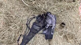 Termetes valagú szépkorú nő leszopja a paraszt farkát a disznóólban